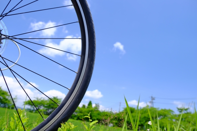 自転車通勤中のパンクの原因と対策は？パンクしにくいタイヤなら安心。