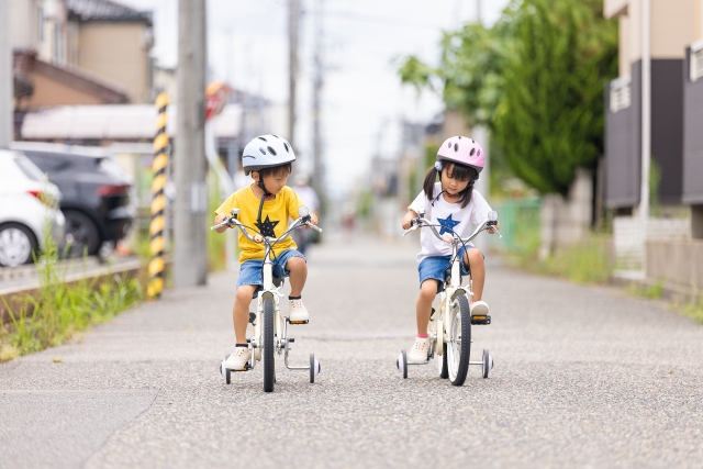 自転車に乗る子供