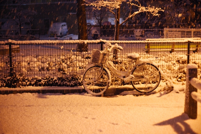 雪の中の自転車