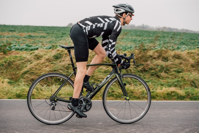 自転車のトレーニングをする男性