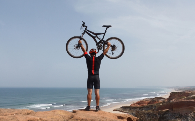 自転車を持ち上げる男性