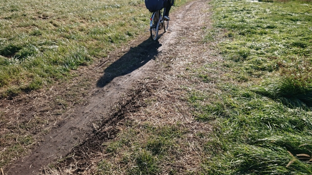 土の道を走る自転車