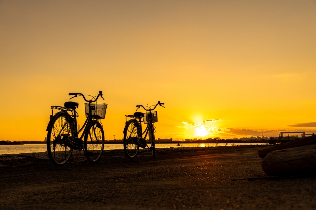 夕日と自転車