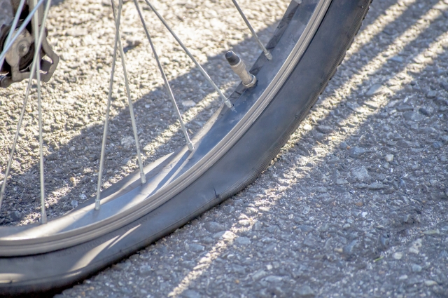 パンクした自転車のタイヤ