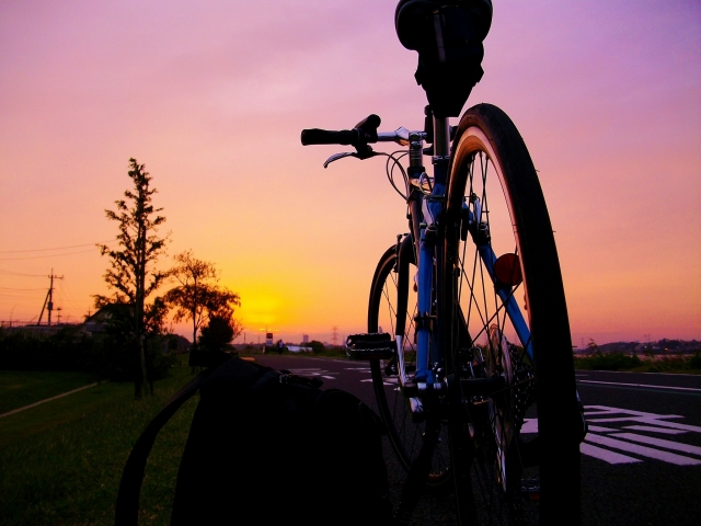 クロスバイクと夕焼け