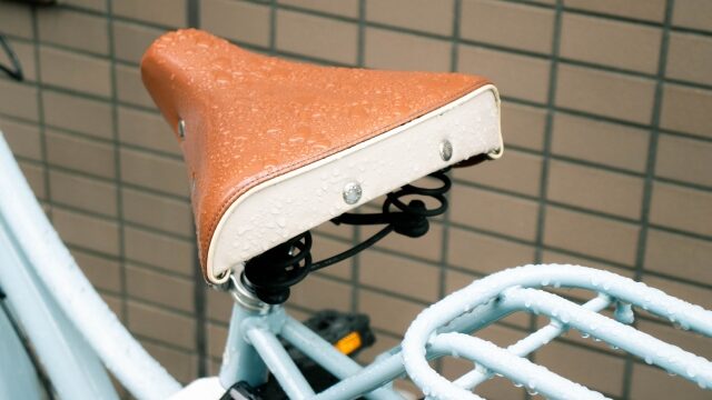 自転車のサドルに雨