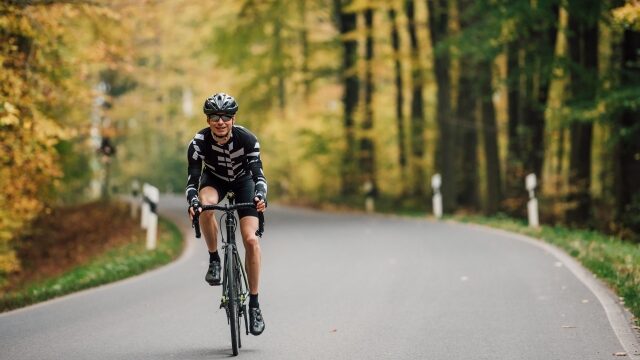 楽しそうにサイクリングする男性