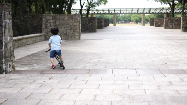 自転車に乗る男の子