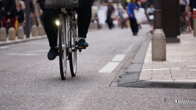 自転車通勤する男性の足元