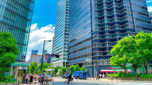 都会駅前の景色